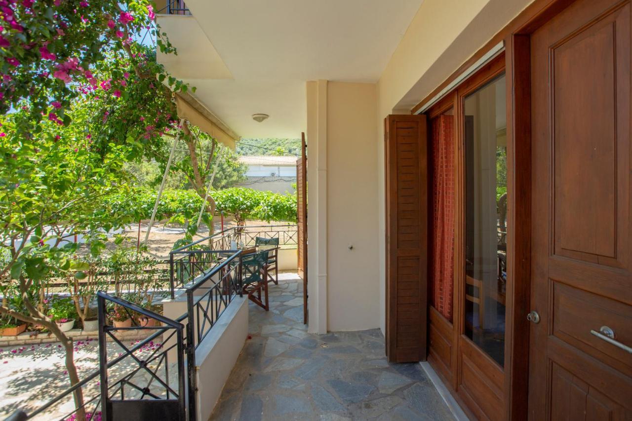 Giapis Apartment Mikros Gialos Bagian luar foto
